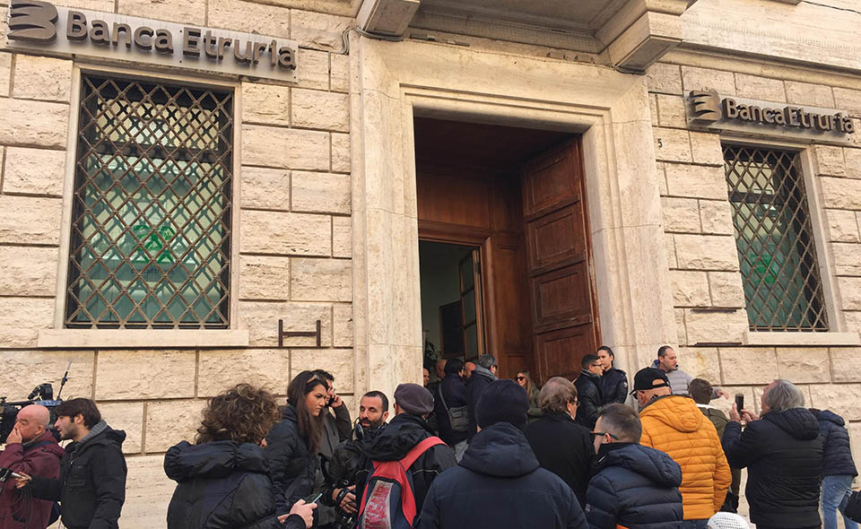 La protesta del Codacons davanti alla sede di Banca Etruria, Civitavecchia, 30 dicembre 2015.