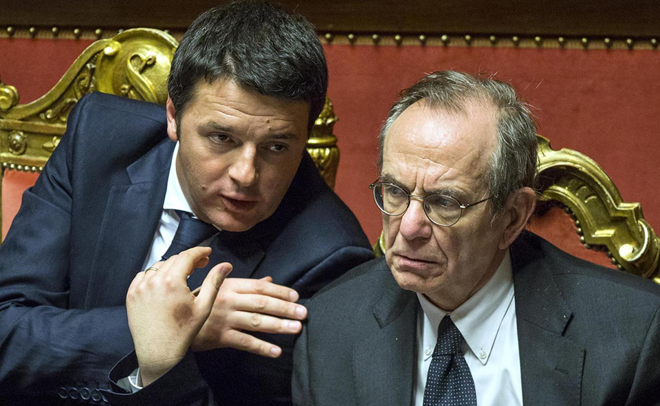 Foto Roberto Monaldo / LaPresse24-02-2014 RomaPoliticaSenato - Fiducia governo RenziNella foto Matteo Renzi, Pier Carlo PadoanPhoto Roberto Monaldo / LaPresse24-02-2014 Rome (Italy)Senate -  Vote of confidence on Renzi's Government In the photo Matteo Renzi, Pier Carlo Padoan