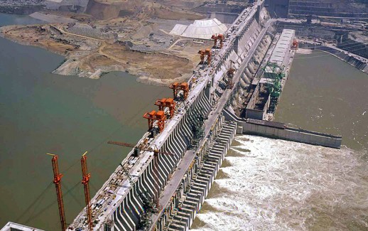 20060206 - PECHINO - CRO - CINA: TRE GOLE, LA DIGA PRONTA TRA POCHI MESI - Una veduta aerea d'archivio, del 24 maggio 2003, della diga delle Tre Gole sul fiume Yangtze, in Cina. Il piu' imponente manufatto del gigantesco sistema di dighe verra' completato in maggio, con tre anni di anticipo sul previsto. Lo afferma oggi il quotidiano China Daily.    ANDREW K/ANSA-ARCHIVIO/TO