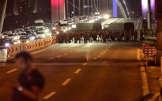 L'esercito turco blocca il passaggio sul ponte sul Bosforo a Istanbul, 15 luglio 2016
Gokhan Tan/Getty Images)