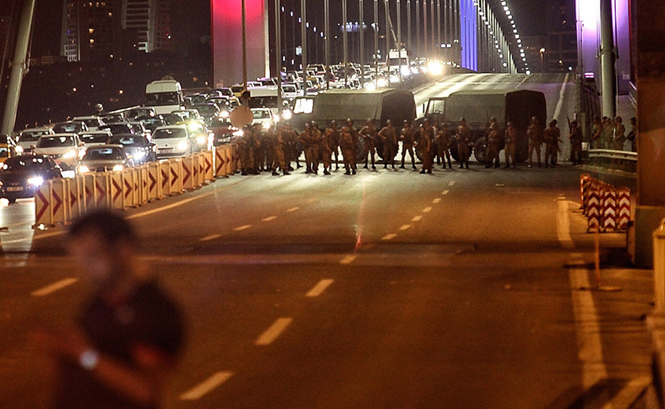 L'esercito turco blocca il passaggio sul ponte sul Bosforo a Istanbul, 15 luglio 2016
Gokhan Tan/Getty Images)