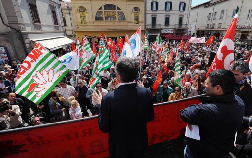 PIOMBINO - PRIMO MAGGIO A PIOMBINO, COMIZIO CON PRESID. TOSCANA ENRICO ROSSI SUL CASO LUCCHINI - FOTO: ENRICO ROSSI SUL PALCO