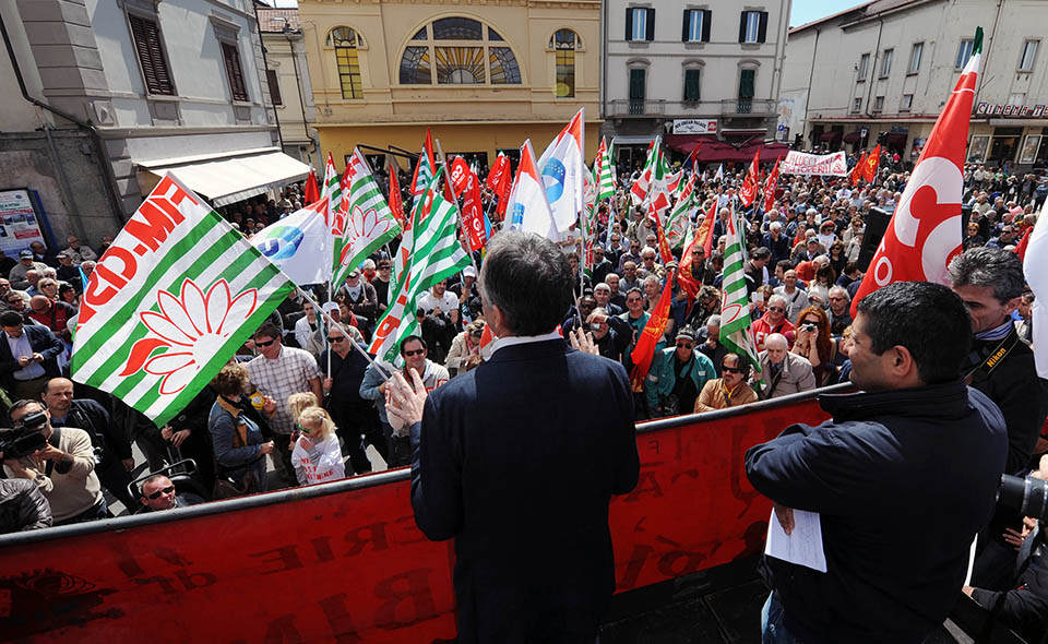 PIOMBINO - PRIMO MAGGIO A PIOMBINO, COMIZIO CON PRESID. TOSCANA ENRICO ROSSI SUL CASO LUCCHINI - FOTO: ENRICO ROSSI SUL PALCO