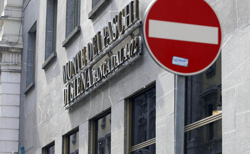 Foto LaPresseFOTO FUORI ABBONAMENTO.PER IL PREZZO CONTATTARE massimo.zanotti@lapresse.itAn external view of a Monte Dei Paschi di Siena bank in Milan, Italy, Wednesday, May 9, 2012. Italian bank Monte dei Paschi di Siena have tumbled Shares of the Italian bank Monte dei Paschi di Siena have tumbled after financial police searched its offices in connection with a market rigging probe in the 2007 acquisition of Banca Antonveneta SpA. (AP Photo/Luca Bruno)