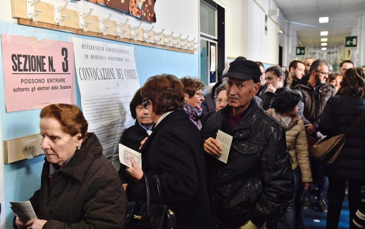 Elettori in attesa di votare per il referendum costituzionale al seggio n 3 alla scuola Edmundo de Amicis a Pontassieve (Firenze), 4 dicembre 2016. ANSA/ MAURIZIO DEGL'INNOCENTI