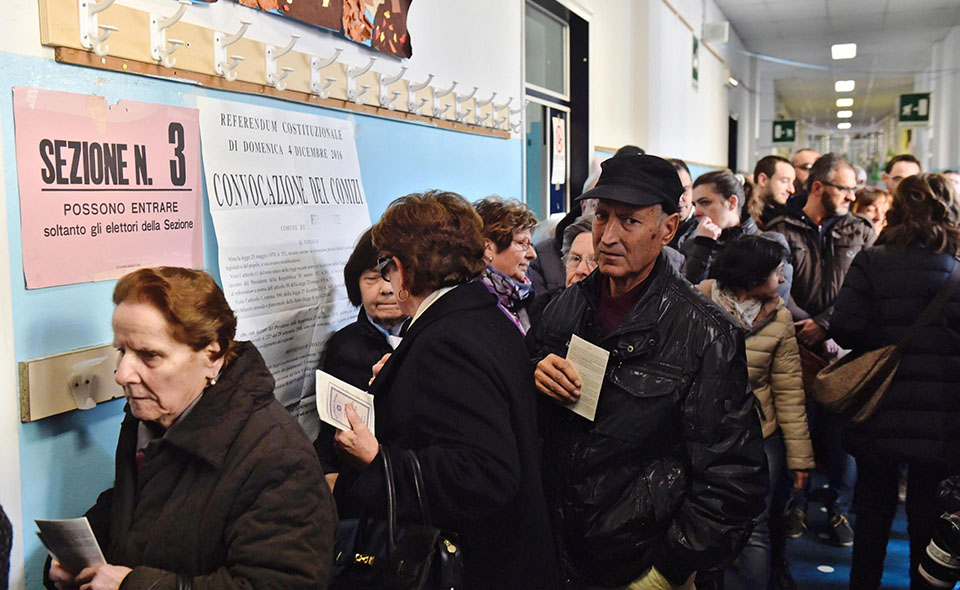 Elettori in attesa di votare per il referendum costituzionale al seggio n 3 alla scuola Edmundo de Amicis a Pontassieve (Firenze), 4 dicembre 2016. ANSA/ MAURIZIO DEGL'INNOCENTI