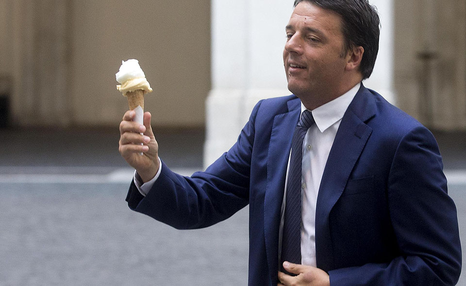 Il presidente del Consiglio, Matteo Renzi, con un gelato in mano prima della conferenza stampa al termine del Consiglio dei Ministri a Palazzo Chigi, Roma, 29 agosto 2014.