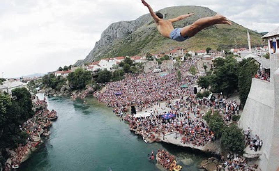 Giovane che si tuffa sulla Neretva dal ponte di Mostar