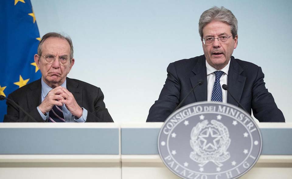 Foto Roberto Monaldo / LaPresse
11-04-2017 Roma
Politica
Palazzo Chigi - Consiglio dei Ministri  
Nella foto Pier Carlo Padoan, Paolo Gentiloni

Photo Roberto Monaldo / LaPresse
11-04-2017 Rome (Italy)
Chigi palace - Council of Ministers
In the photo Pier Carlo Padoan, Paolo Gentiloni