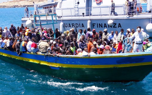 Lampedusa_Barca_di_migranti_viene_aiutata_ad_attraccare_dalla_nave_della_Guardia_di_Finanza