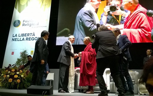 Stretta di mano tra Enrico Rossi e il Dalai Lama al Festival delle Religioni al Mandela Forum