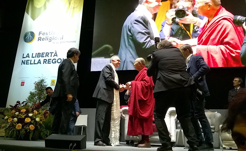 Stretta di mano tra Enrico Rossi e il Dalai Lama al Festival delle Religioni al Mandela Forum