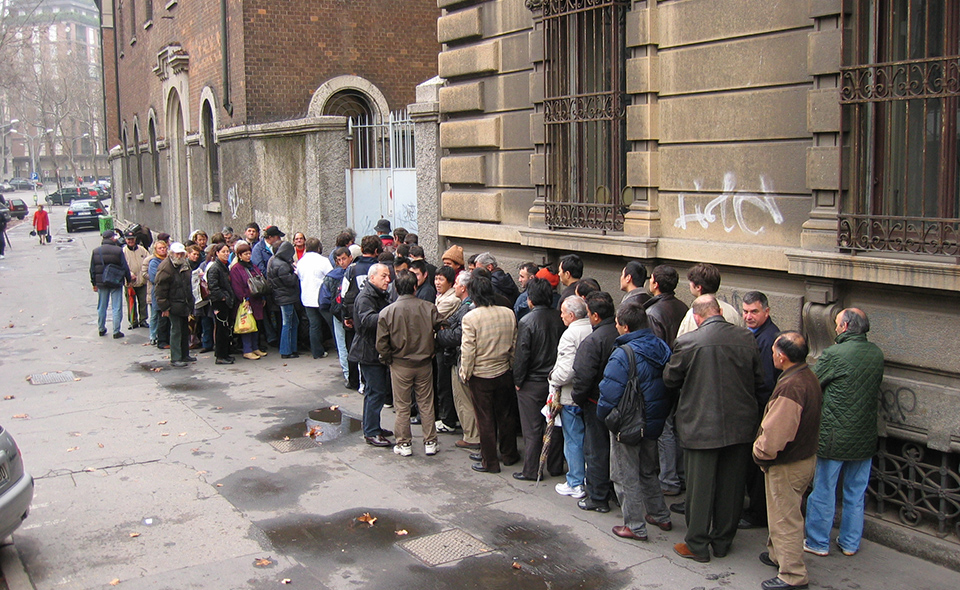 Fila ad una mensa Caritas