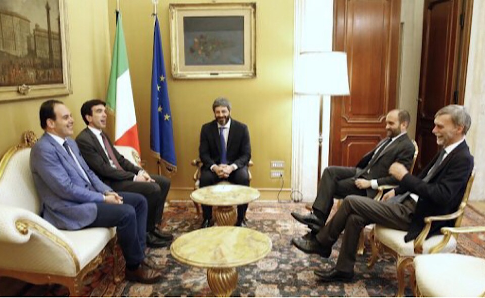 Una foto dell'incontro tra il presidente della Camera  Roberto Fico (C) e
la delegazione Pd composta da Andrea Marcucci (primo a sinistra), Maurizio Martina,
Graziano Delrio(primo a destra)  e Matteo Orfini, Roma 24 aprile 2018 ANSA/ UFFICIO STAMPA CAMERA DEI DEPUTATI +++ EDITORIAL USE ONLY- NO SALES NO ARCHIVE +++