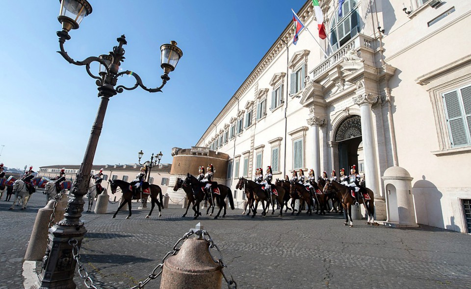 Roma - Cambio della Guardia solenne al Palazzo del Quirinale, con lo schieramento e lo sfilamento del Reggimento Corazzieri e della Fanfara del IV Reggimento Carabinieri a cavallo, in occasione del 153° anniversario dell'Unità d'Italia, oggi 17 marzo 2014.
(Foto di Paolo Giandotti - Ufficio per la Stampa e la Comunicazione della Presidenza della Repubblica)