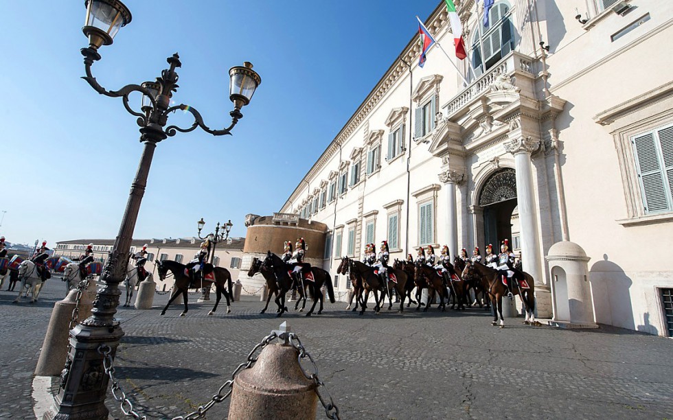 Roma - Cambio della Guardia solenne al Palazzo del Quirinale, con lo schieramento e lo sfilamento del Reggimento Corazzieri e della Fanfara del IV Reggimento Carabinieri a cavallo, in occasione del 153° anniversario dell'Unità d'Italia, oggi 17 marzo 2014.
(Foto di Paolo Giandotti - Ufficio per la Stampa e la Comunicazione della Presidenza della Repubblica)